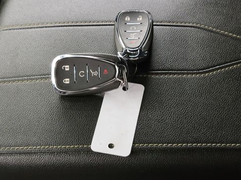 Used 2023 Chevrolet Traverse LT w/ Rear Camera Mirror Package image 28