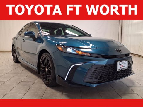 Used 2025 Toyota Camry SE w/ Convenience Package FWD image 1
