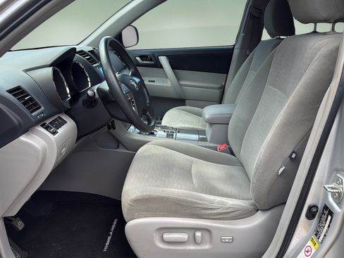 Used 2013 Toyota Highlander Plus AWD/4WD image 11