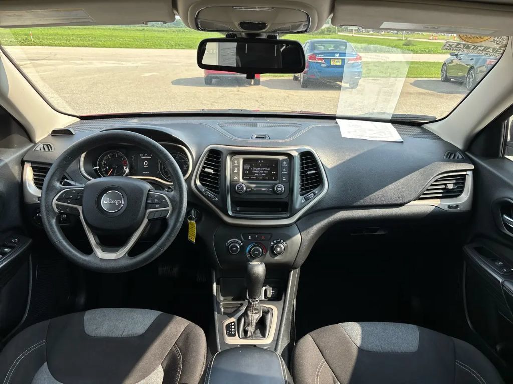 Used 2016 Jeep Cherokee Sport FWD image 12