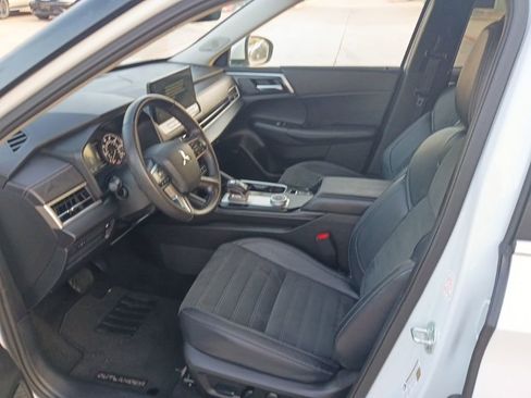 Used 2025 Mitsubishi Outlander SE image 9