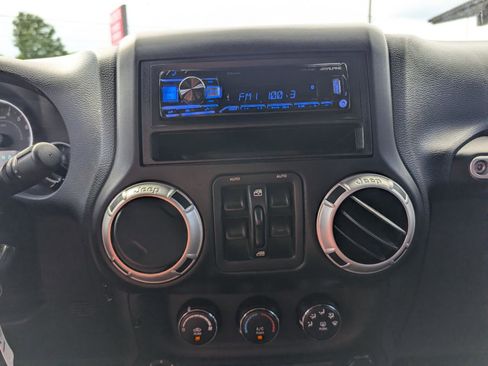 Used 2014 Jeep Wrangler Unlimited Sahara AWD/4WD image 17