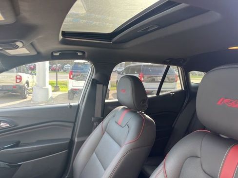 Used 2025 Chevrolet Trax RS w/ Sunroof Package image 23
