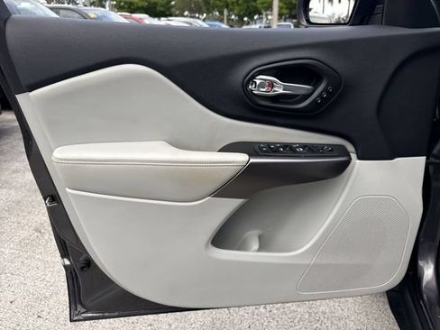 Used 2019 Jeep Cherokee Limited FWD image 13