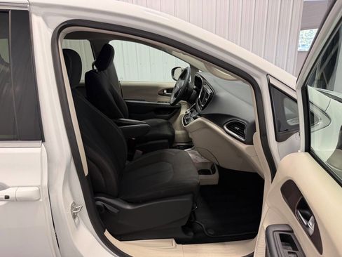 Used 2023 Chrysler Voyager LX FWD image 10