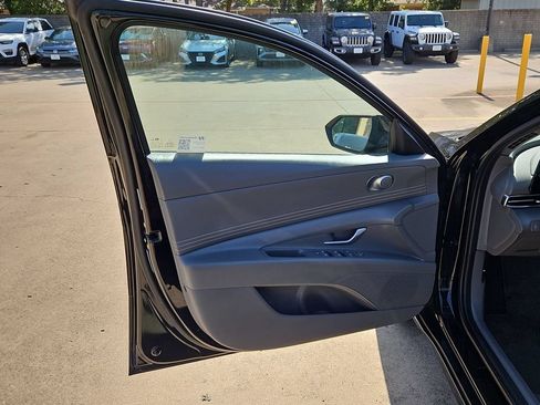 Used 2025 Hyundai Elantra SEL FWD image 11