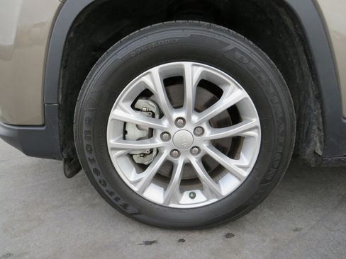 Used 2019 Jeep Cherokee Latitude w/ Popular Appearance Group image 40