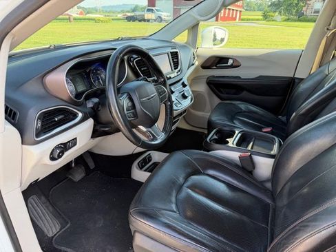 Used 2019 Chrysler Pacifica Touring-L FWD image 9
