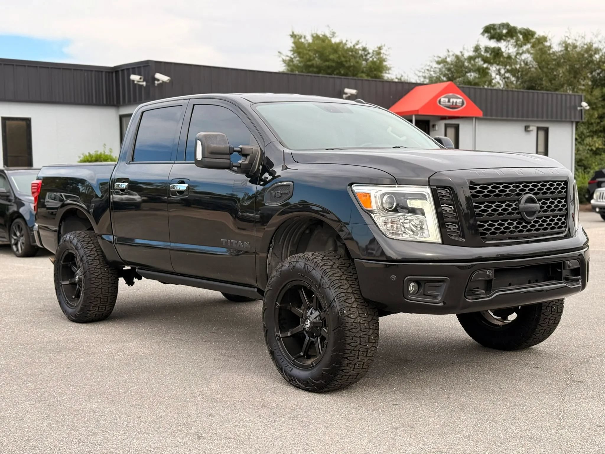 Used 2017 Nissan Titan SL w/ SL Towing Convenience Package RWD image 3