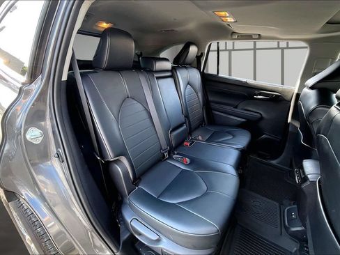 Used 2021 Toyota Highlander XLE AWD/4WD image 27