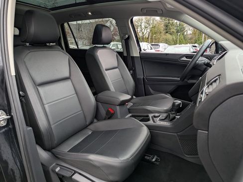 Used 2020 Volkswagen Tiguan SE w/ Panoramic Sunroof Package image 35