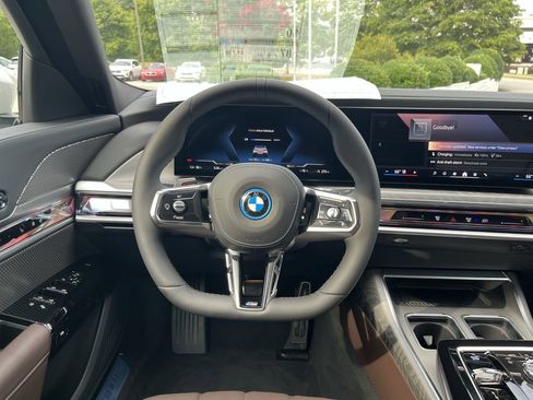 Used 2025 BMW i7 xDrive60 image 21