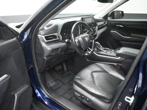 Used 2021 Toyota Highlander XLE FWD image 11