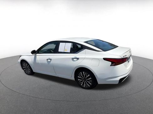 Used 2025 Nissan Altima 2.5 SV FWD image 10