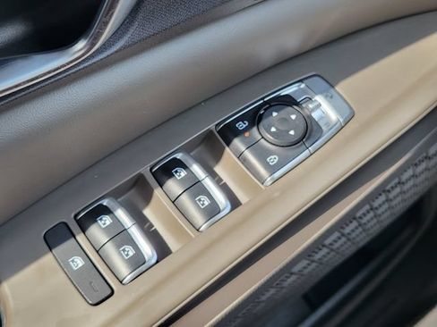 Used 2025 Kia Carnival EX FWD image 21