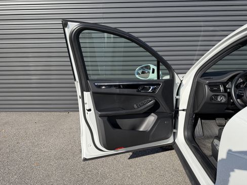 Certified 2024 Porsche Macan image 14