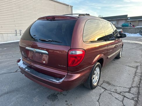 Used 2007 Chrysler Town & Country Touring image 6