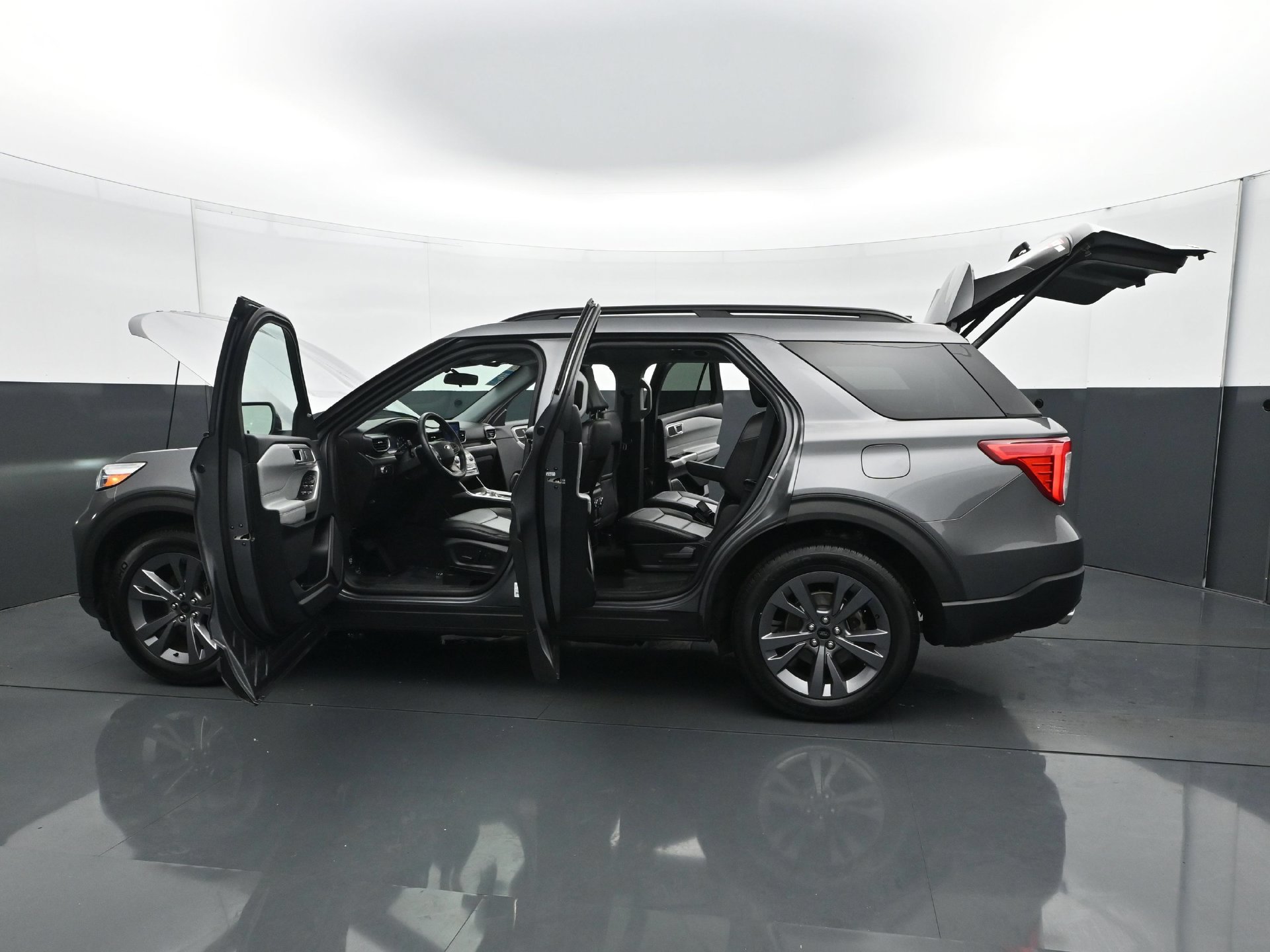 Used 2022 Ford Explorer XLT w/ Equipment Group 202A AWD/4WD image 33