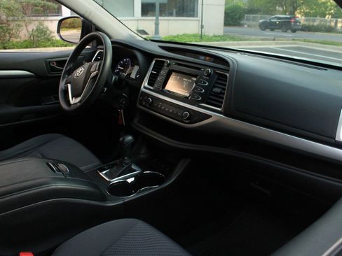 Used 2016 Toyota Highlander LE image 25