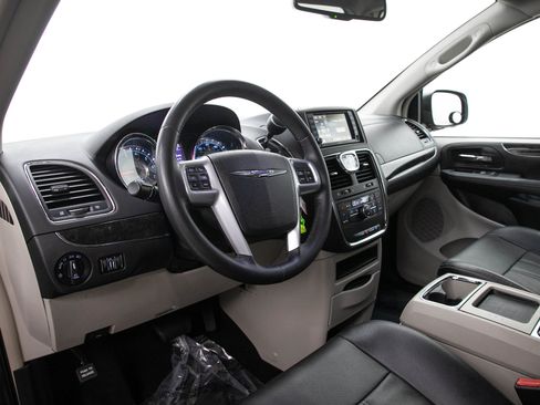 Used 2013 Chrysler Town & Country Touring FWD image 27