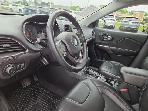 Used 2019 Jeep Cherokee Latitude Plus w/ Cold Weather Group AWD/4WD image 20