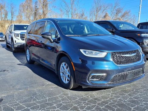 Used 2023 Chrysler Pacifica Touring-L image 1
