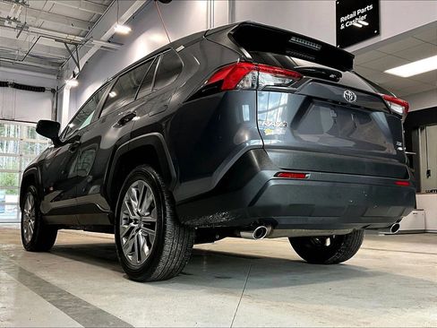 Used 2022 Toyota RAV4 XLE Premium image 6