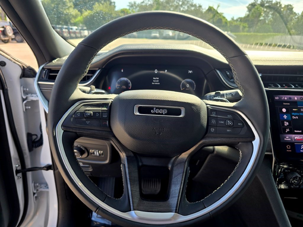 Used 2024 Jeep Grand Cherokee Limited w/ Luxury Tech Group II AWD/4WD image 18