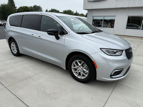 Used 2026 Chrysler Pacifica Select FWD image 1