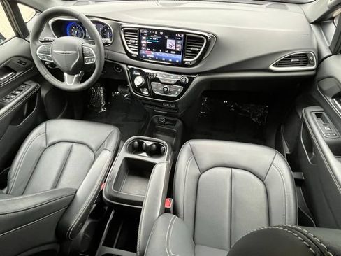 Used 2025 Chrysler Pacifica Select FWD image 29
