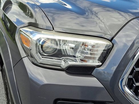 Used 2018 Toyota Tacoma TRD Sport AWD/4WD image 10