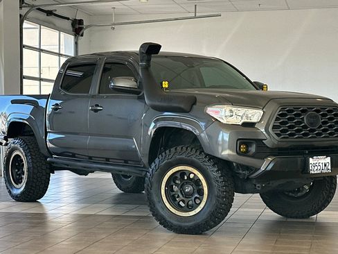 Used 2018 Toyota Tacoma SR image 2