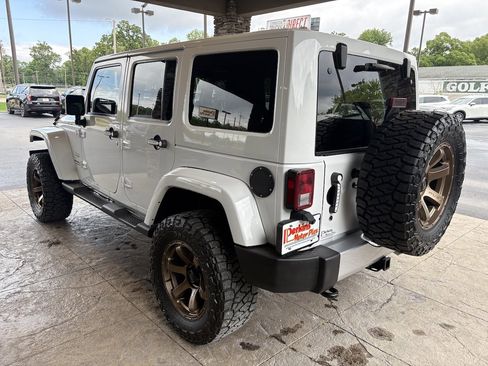 Used 2013 Jeep Wrangler Unlimited Sahara w/ Connectivity Group AWD/4WD image 8