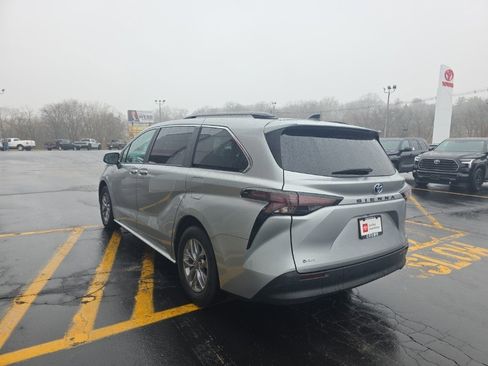 Used 2025 Toyota Sienna XLE image 7