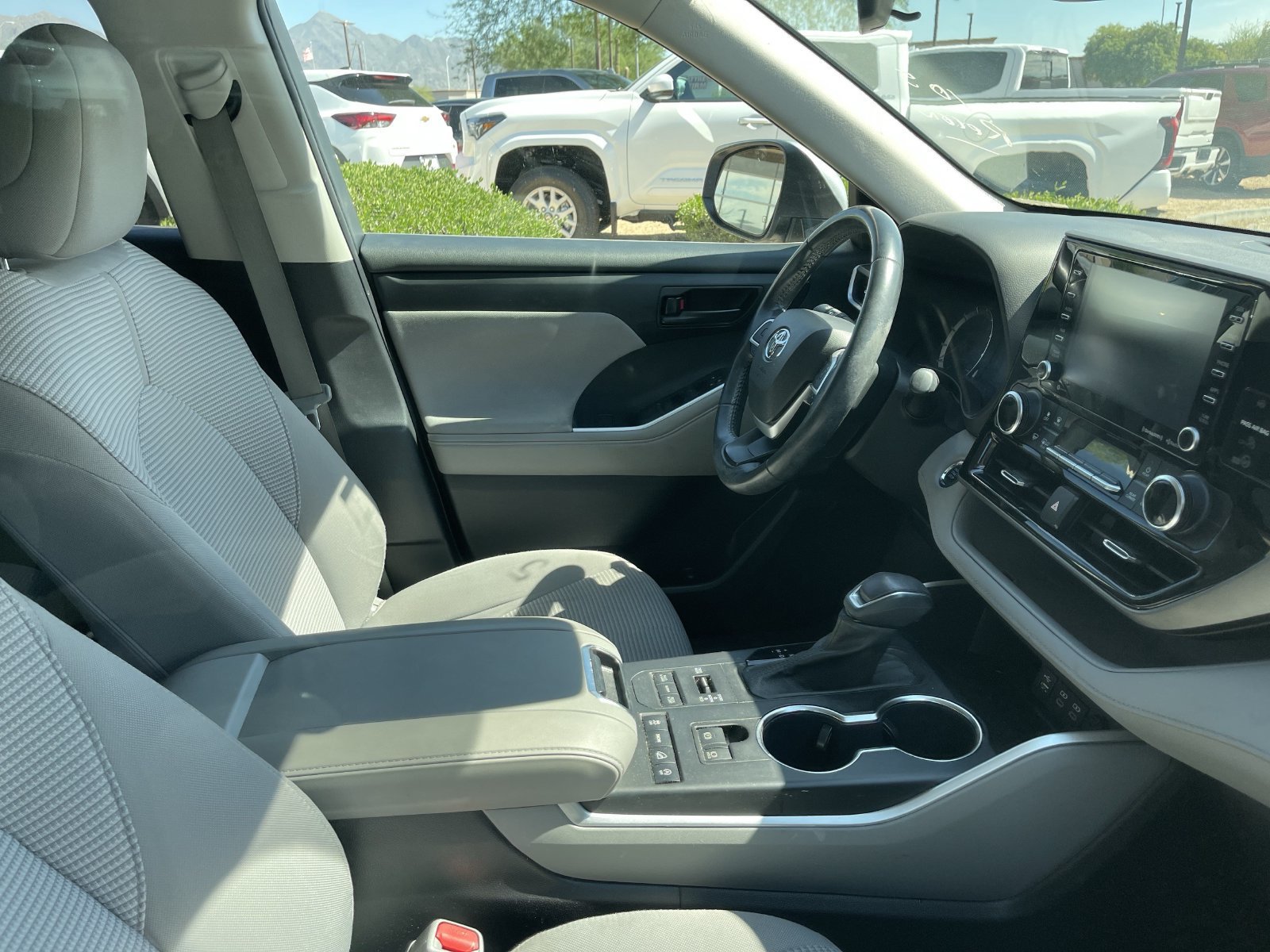 Used 2022 Toyota Highlander LE AWD/4WD image 6
