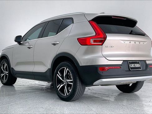 Used 2023 Volvo XC40 B4 Plus image 15