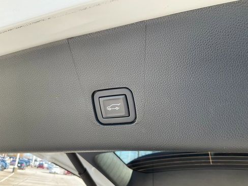 Used 2023 Chevrolet Traverse LT image 18