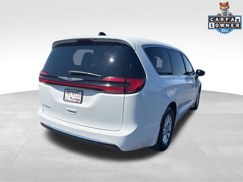 Used 2023 Chrysler Pacifica Touring-L FWD image 3