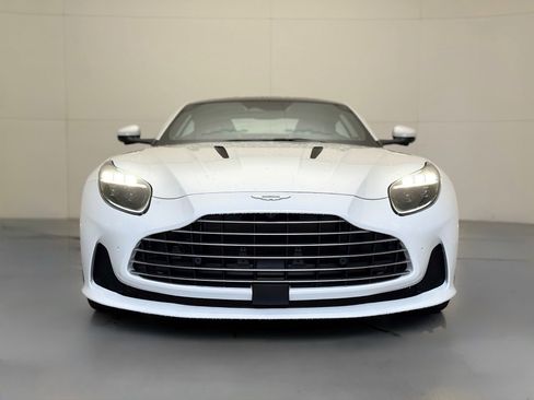 Used 2025 Aston Martin DB12 image 2