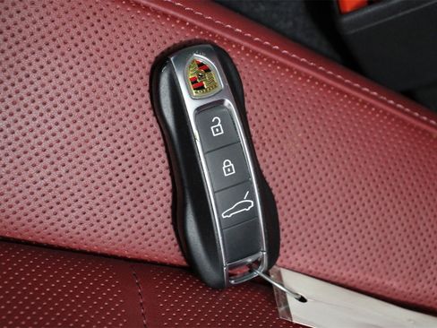 Used 2025 Porsche Panamera image 34