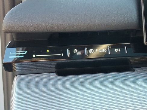 Used 2025 BMW 530i xDrive w/ M Sport Package image 25