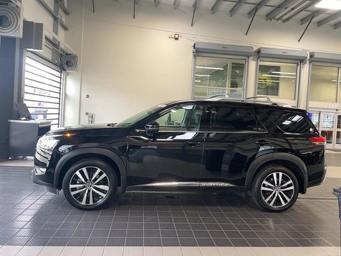 Used 2025 Nissan Pathfinder Platinum image 5