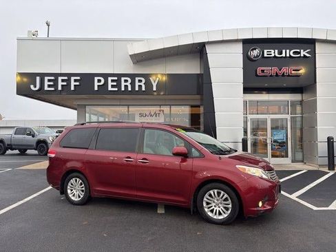 Used 2013 Toyota Sienna XLE image 1