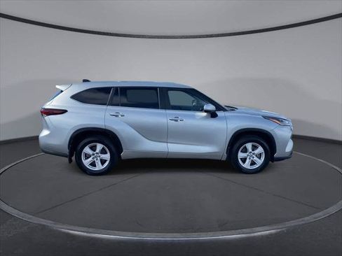 Certified 2024 Toyota Highlander LE AWD/4WD image 2