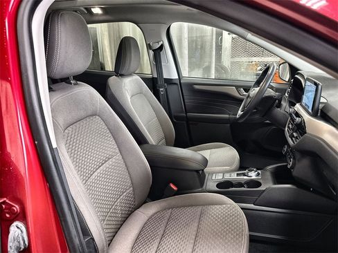 Used 2021 Ford Escape SE w/ SE Sport Appearance Package image 32