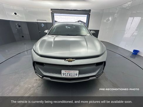 Used 2025 Chevrolet Equinox EV LT w/ Convenience Package image 9