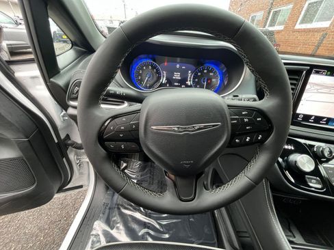 Used 2025 Chrysler Pacifica Limited FWD image 30