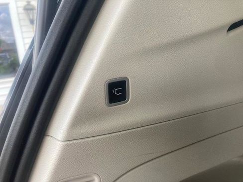 Used 2023 Chrysler Pacifica Touring-L FWD image 11