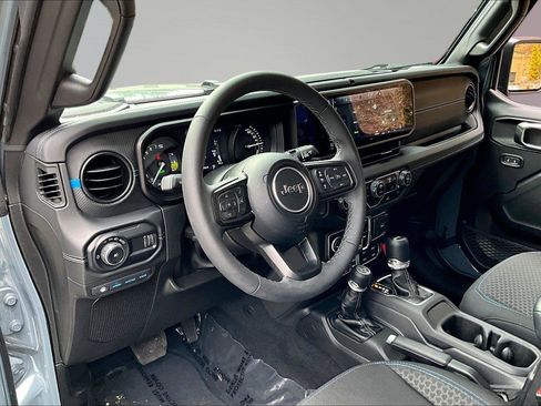 Used 2025 Jeep Wrangler Unlimited Rubicon 4xe image 15