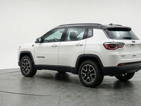 Used 2025 Jeep Compass Trailhawk image 6